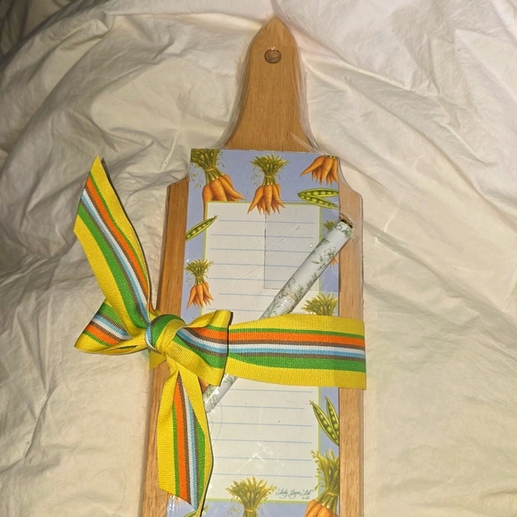 ✅️ Such a lovely gift! Adorable kitchen cutting board & pad of paper w/pen! - Picture 1 of 8